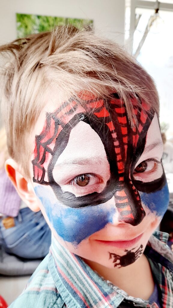 
Isis Marschall - liebevolle Make-up Artistin für Kinderschminken in München